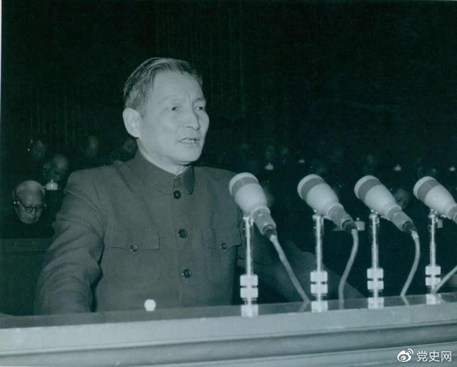1956年12月，陳云在中華工商業(yè)聯(lián)合會(huì)第二屆會(huì)員代表大會(huì)上作報(bào)告。