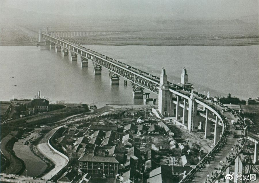 1968年12月29日， 南京長江大橋全面建成通車。這是當(dāng)時(shí)中國自行設(shè)計(jì)建造的最大的鐵路、公路兩用橋。