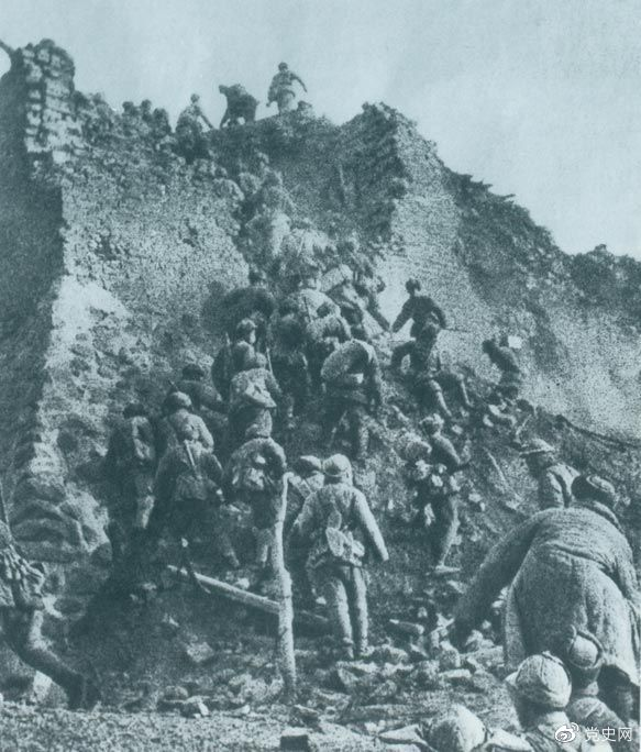 1948年12月，人民解放軍向新保安守?cái)嘲l(fā)起攻擊。這是解放軍戰(zhàn)士登上新保安城頭。 